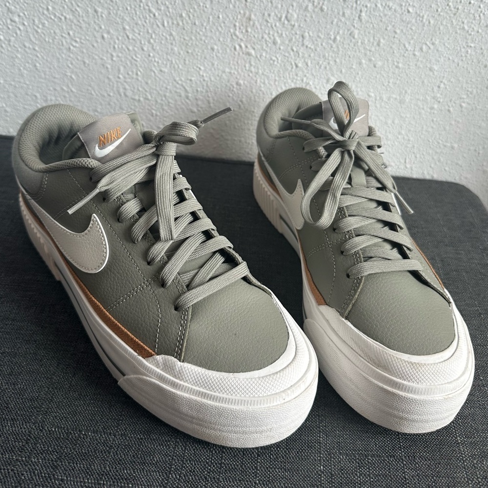 Nike Court Legacy Lift, barely worn tennis shoes!!! 👟